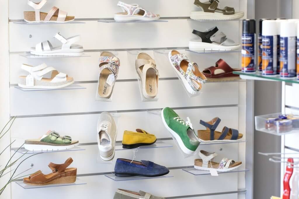 Mur de chaussures de confort dans la boutique du cabinet