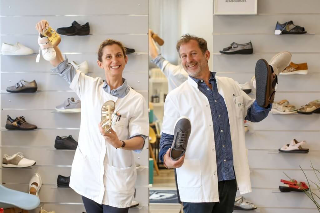 Léonie et Olivier Bonnefoy, podo-orthésistes, présentent des chaussures